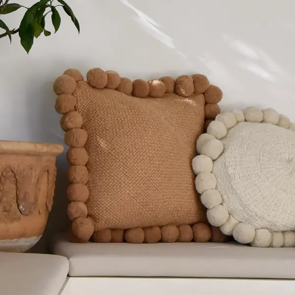 Coussin à pompons ocre 50×50