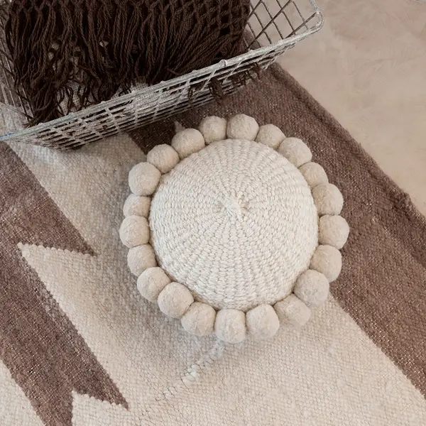 Mini coussin rond à pompons blanc