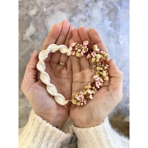 Coeur "Baby love" macramé et fleurs séchées