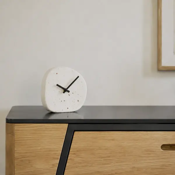 Horloge à poser organique de petite taille en ciment blanc
