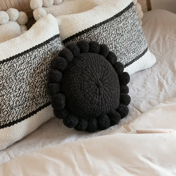 Mini coussin rond à pompons noir