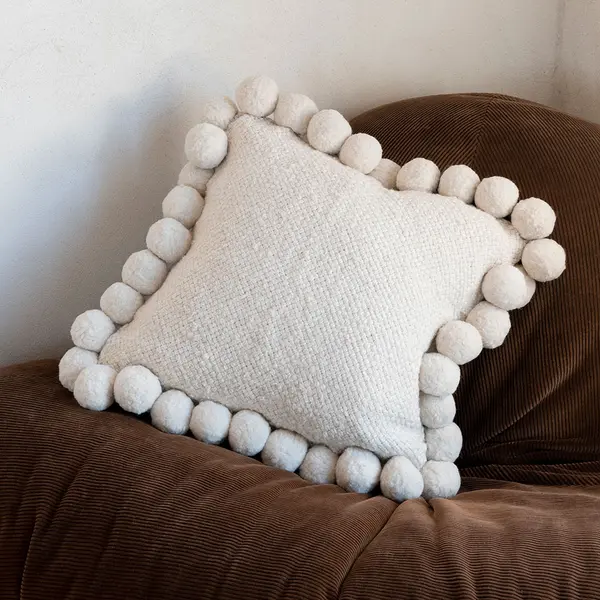 Coussin à pompons blanc 50×50