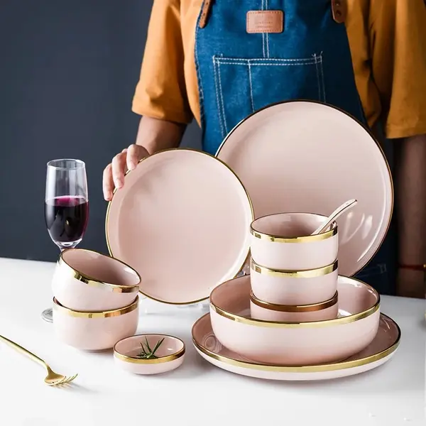 Assiette en céramique rose à bord doré : table élégante