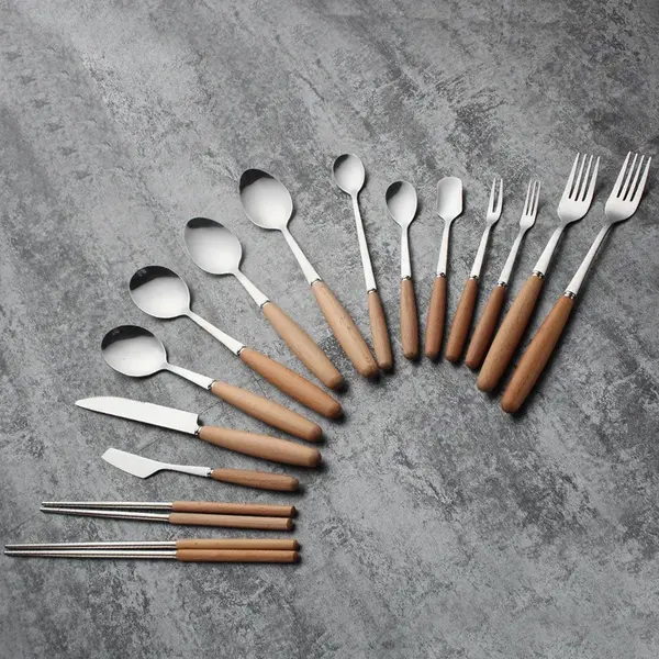Couverts inox à manche bois : service complet à table